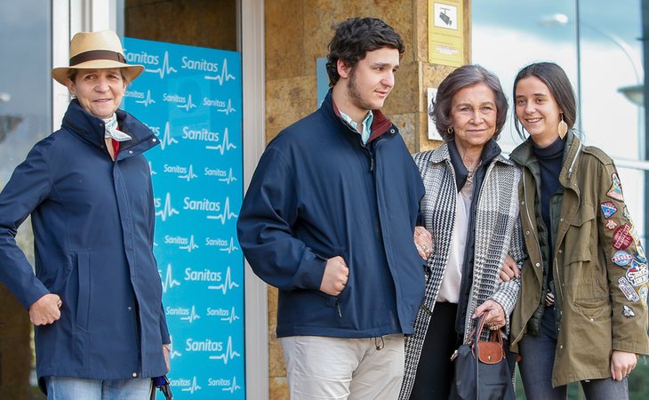 Froilán junto a su abuela, la reina Sofía, su hermana, Victoria Federica, y su madre, la infanta Elena, durante su visita al hospital al rey Juan Carlos