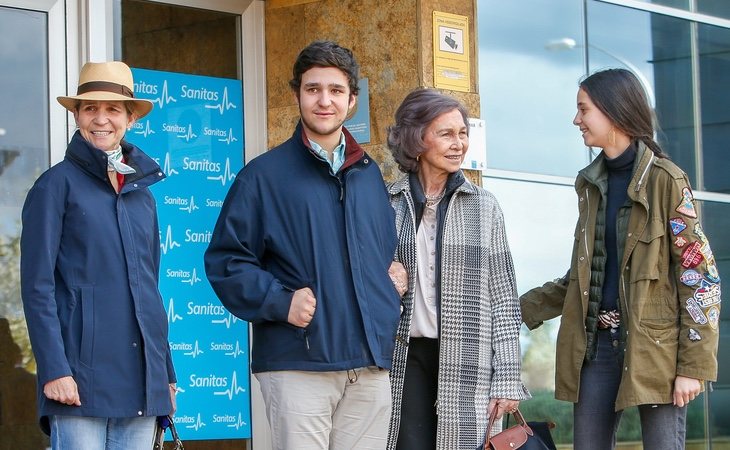 Froilán junto a su familia durante la visita a su abuelo el rey Juan Carlos tras su operación de rodilla