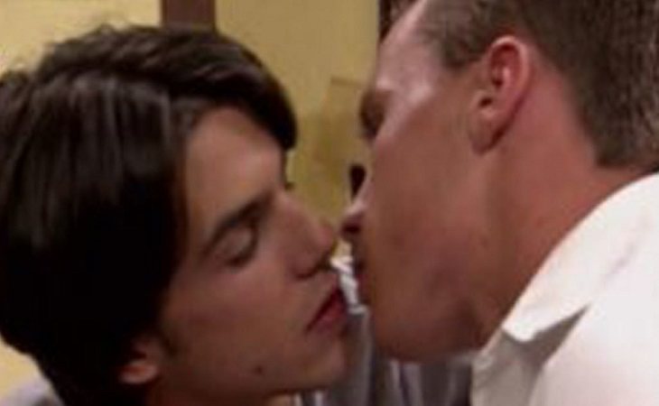  Santi y Rubén a punto de besarse en 'Al salir de clase'