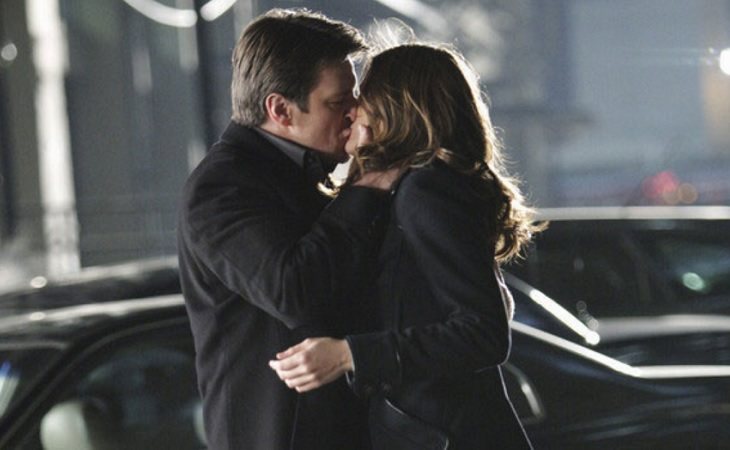 Castle y Beckett sellaron su relación con un esperadísimo beso en 'Castle'