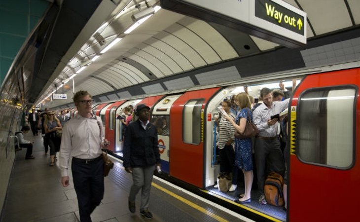 La joven fue agredida por otras dos pasajeras del metro de Londres