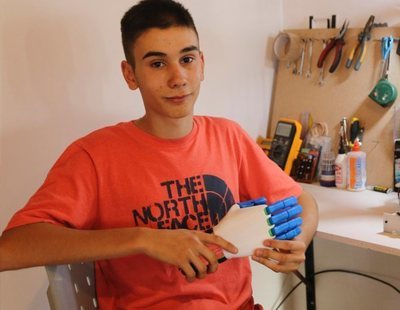 Fabrica prótesis de manos gratuitas con una impresora 3D con solo 18 años
