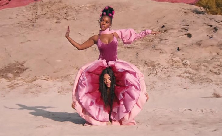 Janelle Monáe junto a Tessa Thompson saliendo de entre sus piernas