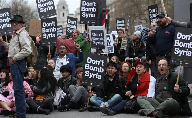 En Londres, miles de personas se han manifestado en contra del bombardeo en Siria