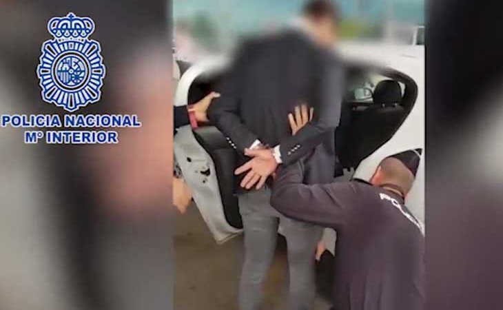 Momento de la detención de uno de los acusados