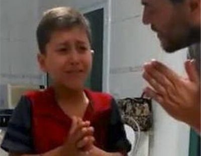 Así reacciona un niño que vuelve a oír con 13 años gracias a un regalo de sus vecinos