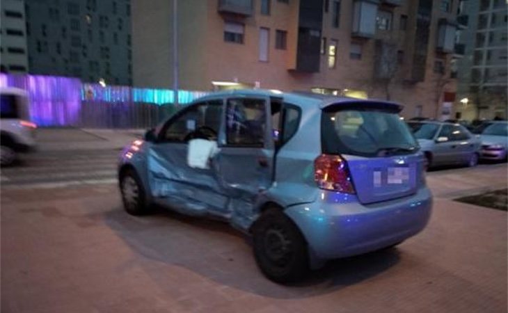 El coche de la conductora embestida con el duro golpe en la puerta lateral