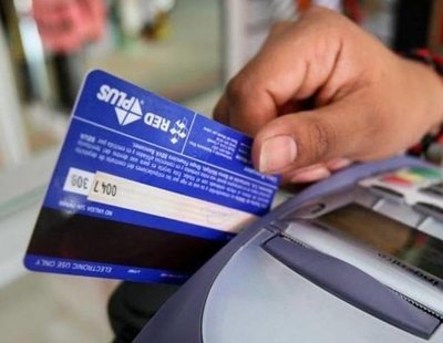 La Guardia Civil alerta de una banda que roba tarjetas de crédito en supermercados