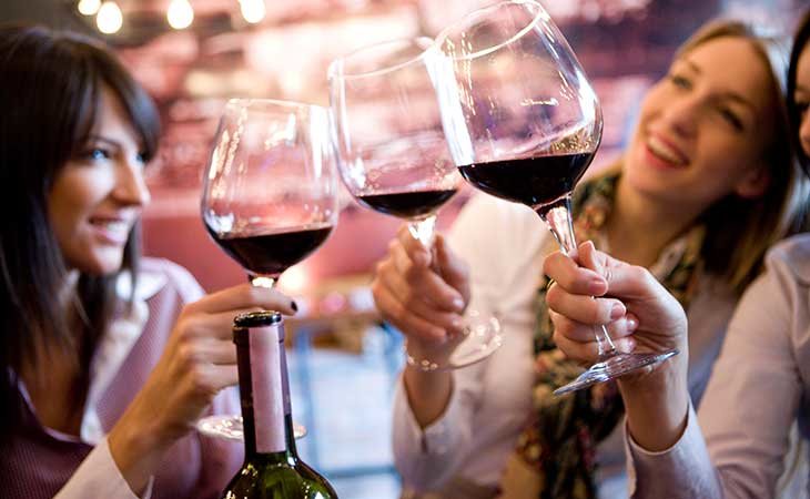 Cinco copas de vino o pintas como límite semanal