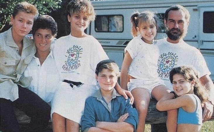 River y Joaquin Phoenix junto a su familia como miembros de Children of God