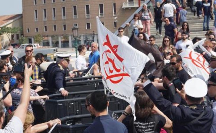 Ciudadanos y grupos de izquierda han protestado por la instalación de los tornos