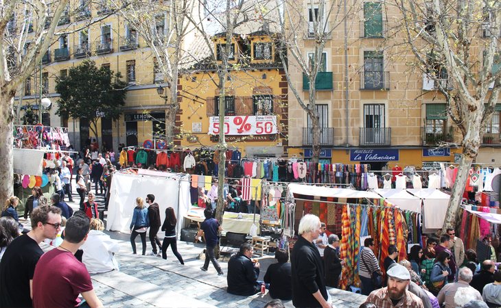 El Rastro de los domingos, un lugar para perderse