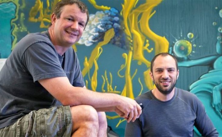 Ni Jan Koum (derecha) ni Brian Acton (izquierda), fundadores de WhatsApp, permanecen en la compañía