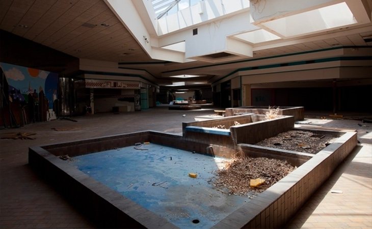 Imagen de la plaza principal completamente abandonada