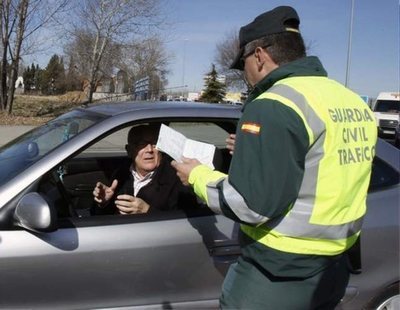 Cuidado: la Guardia Civil puede multarte si conservas alguno de estos objetos en tu coche