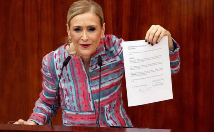 Cifuentes mostrando el acta falsa de sus notas de máster en la Asamblea de Madrid