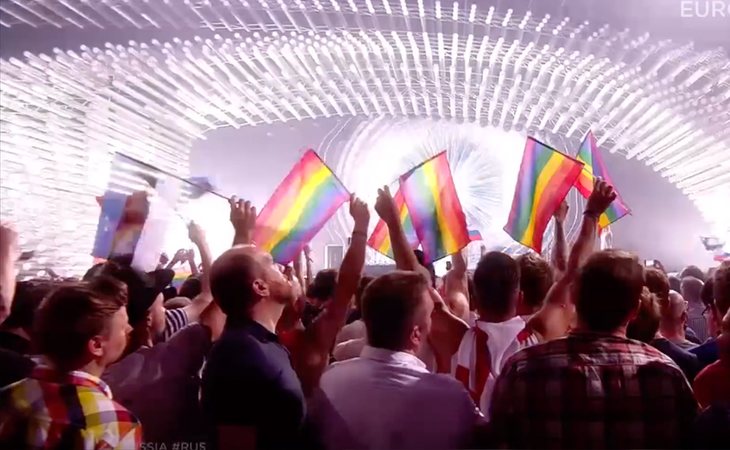Banderas LGTBI durante la actuación de Rusia en Eurovisión 2015