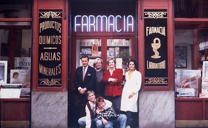 Los protagonistas de 'Farmacia de guardia' junto a Antonio Mercero