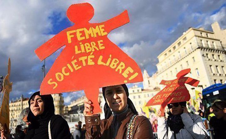 Mujeres manifestándose contra el acoso sexual en Francia