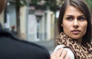 Francia plantea multas de hasta 750 euros a los hombres que silben a las mujeres en la calle