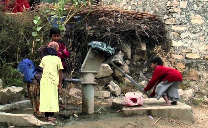 Niñas trabajando en la India