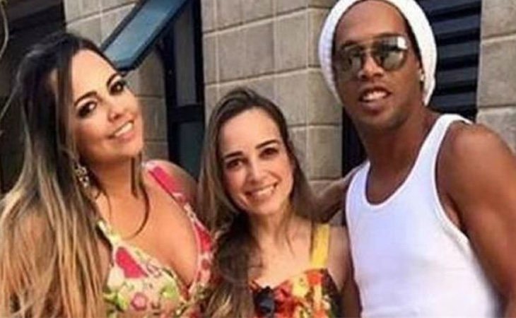 Priscilla Coelho y Beatriz Souza junto a Ronaldinho