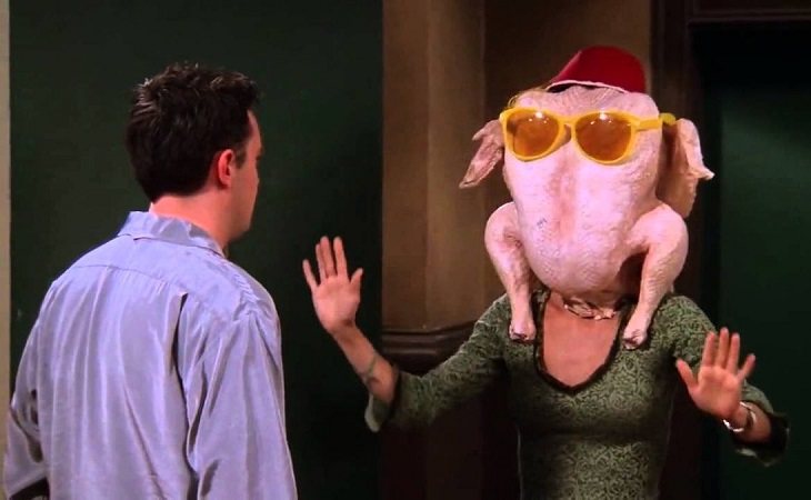 Mónica pide disculpas a Chandler con un pavo en la cabeza
