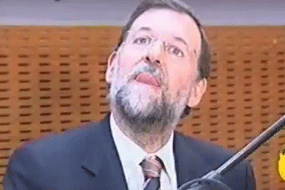 Pedro Sánchez pregunta a Rajoy si está dispuesto a dimitir. 
Rajoy tal que así: