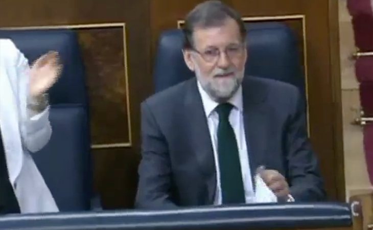 A Rajoy se le han pegado las sábanas. Por fin ha llegado al Congreso