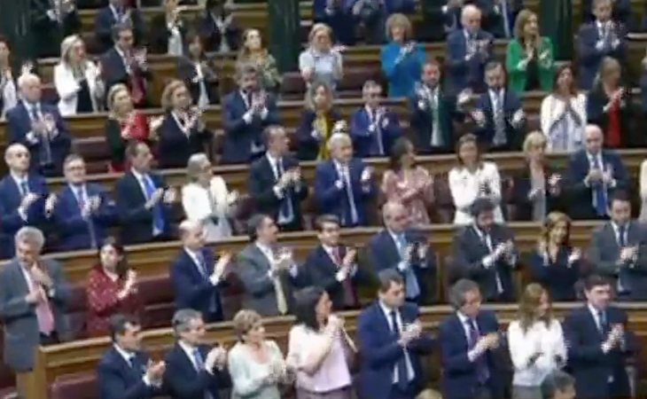 Aplausos en a bancada popular ante la despedida de Rajoy antes de la votación