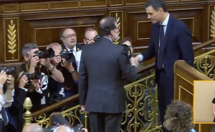 Mariano Rajoy felicita a Pedro Sánchez pasando así la presidencia del Gobierno