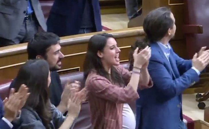 Desde las filas de Podemos en el Congreso entonan 'SÍ SE PUEDE'