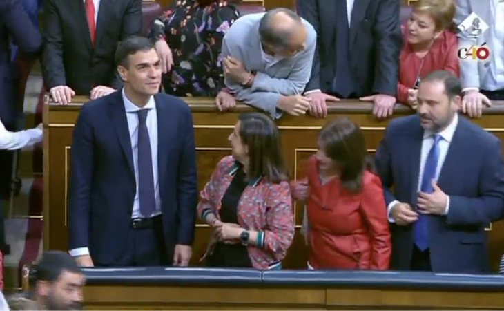 Pedro Sánchez ya ocupa el escaño del Gobierno en el Congreso