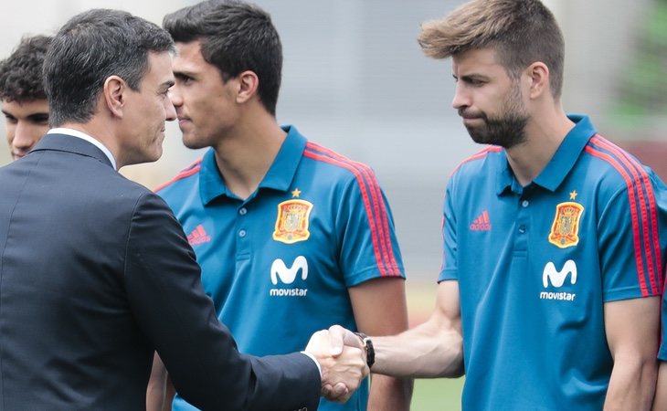 Piqué tampoco se mostró muy efusivo ante la presencia de Sánchez