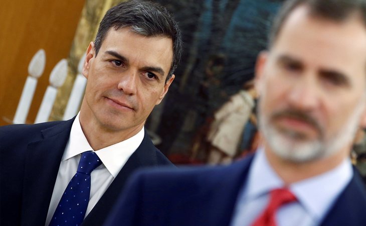 Pedro Sánchez, nuevo presidente del Gobierno, junto al rey Felipe VI en la toma de posesión de los ministros