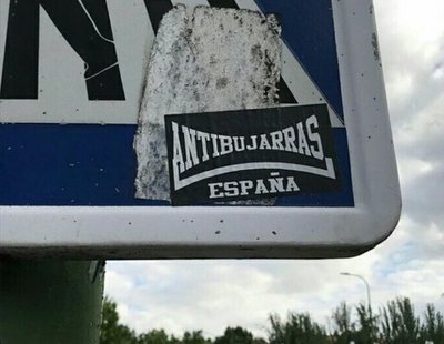 'Antibujarras': Varios grupos de extrema derecha llenan las calles de pegatinas homófobas