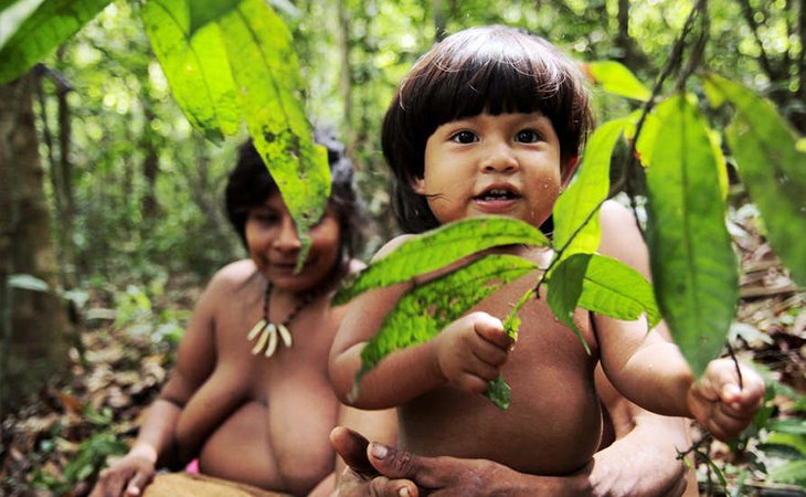 Un niño y su madre indígena