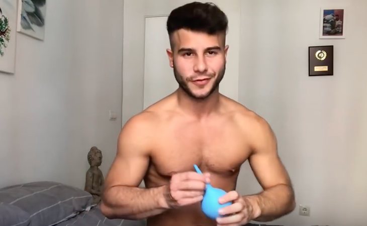 Allen King da perjudiciales consejos sobre el sexo gay