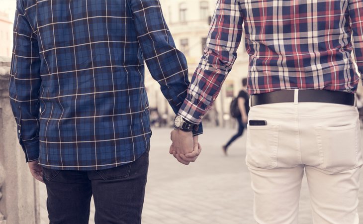 La pareja denuncia al propietario que les negó el alquier de un piso por ser gays
