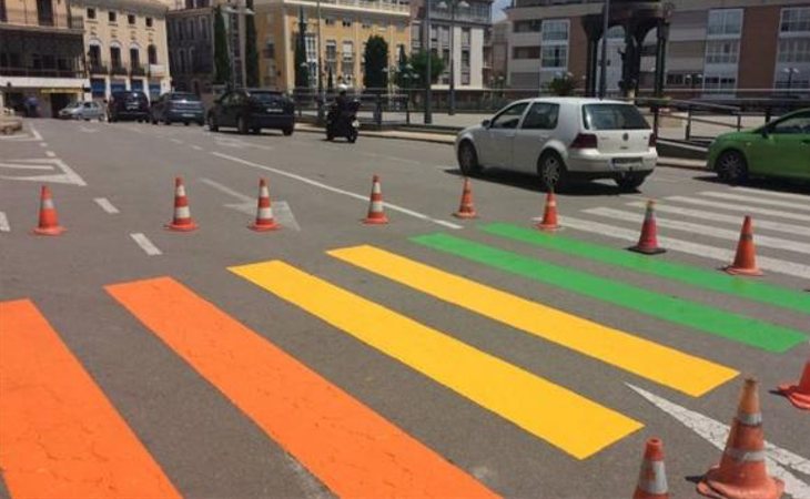 Pasos de peatones pintados con los colores de la bandera LGTBI