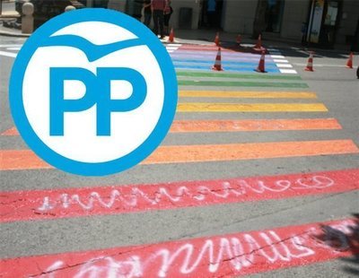 El PP se une a Falange para exigir que se retiren los pasos de peatones con la bandera LGTBI