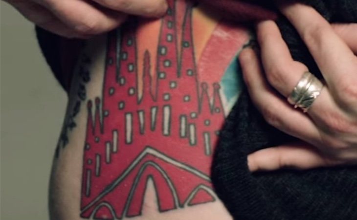 El tatuaje de Ed Sheeran sí lleva el monumento encima del frontón