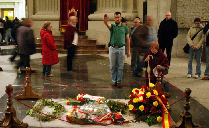 La tumba de Franco recibe visitas y honores de nostálgicos del franquismo