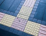 El secreto tras las baldosas rugosas que ves en la calle