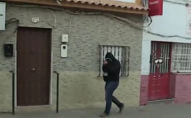 'El Prenda' llegando a su casa