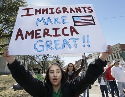 La represión lingüística que siempre han vivido los hispanos en Estados Unidos