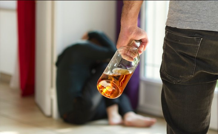 El alcoholismo es una de las enfermedades que se desarrolla en este tipo de casos