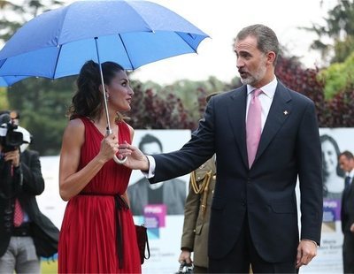El último feo en público de Letizia al Rey Felipe VI llega en forma de paraguas