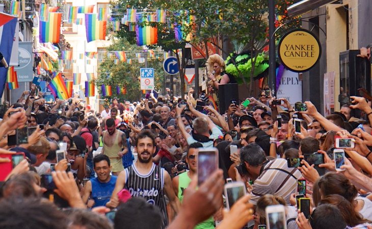 Mítica carrera de tacones durante el Orgullo LGTBI