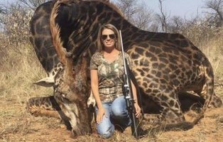 Una estadounidense mata a una jirafa en Sudáfrica y presume de ello en Facebook